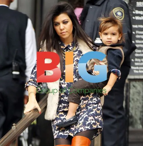 Kardashian Sisters Visit Museum