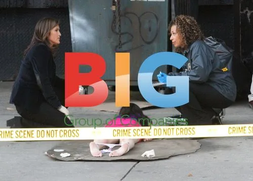 Mariska Hargitay, Tamara Tunie on Law & Order: SVU set