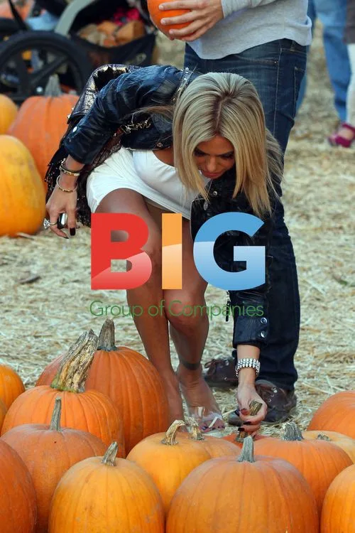 Shauna Sand at pumpkin patch with boyfriend and kids