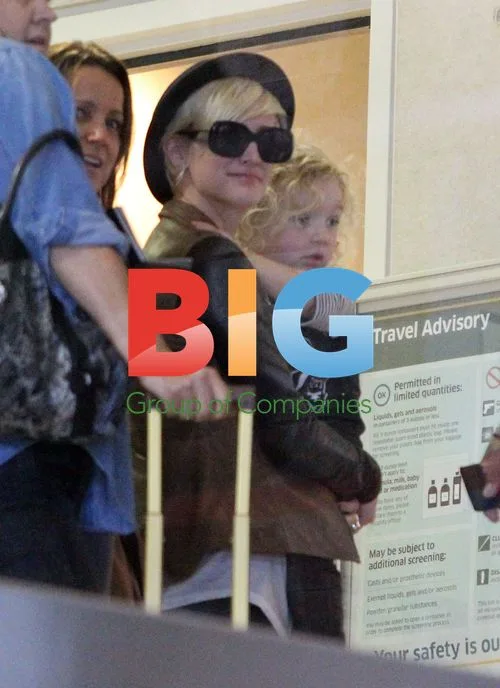 Ashley Simpson, Jessica Simpson at LAX