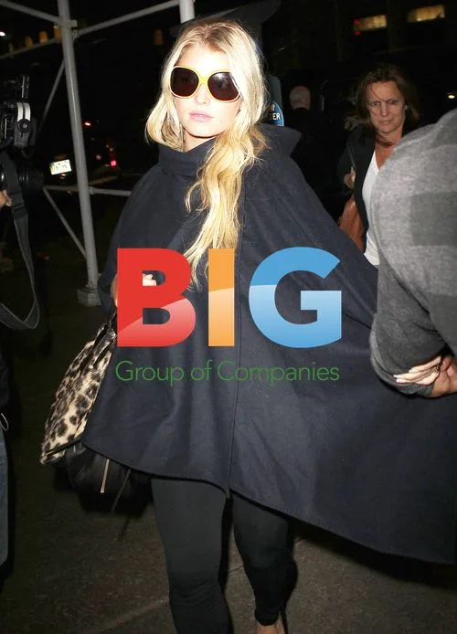 Jessica Simpson Shops Pregnant