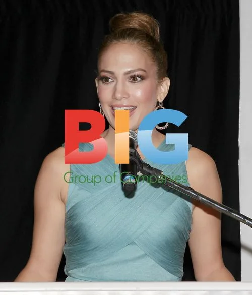 Jennifer Lopez and sister Lynda at Best Buy event