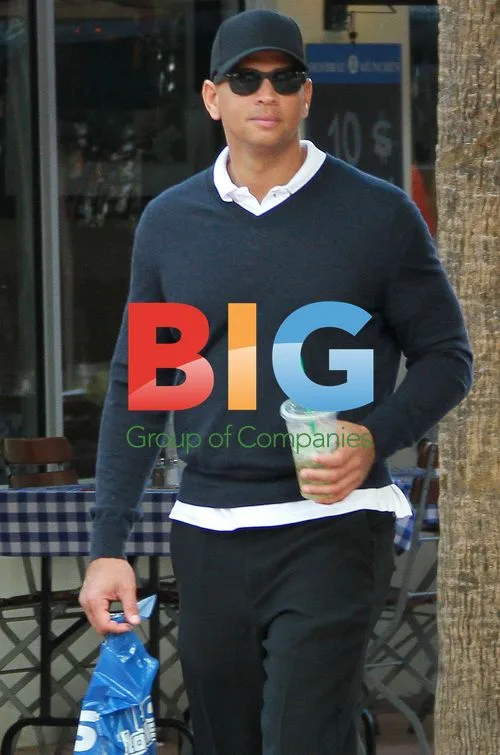 Yankees star Alex Rodriguez shops in Miami