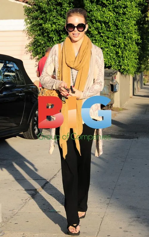 AnnaLynne McCord shops for Halloween costume