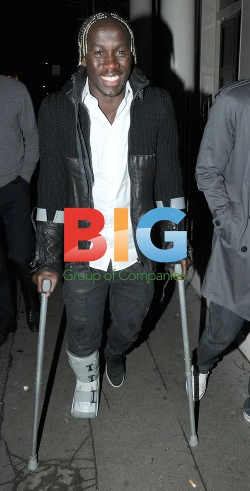 Arsenal's Bacary Sagna leaves club on crutches
