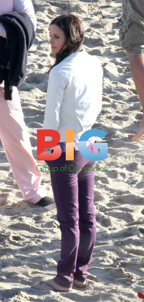 Courteney Cox filming 'Cougar Town' in Malibu
