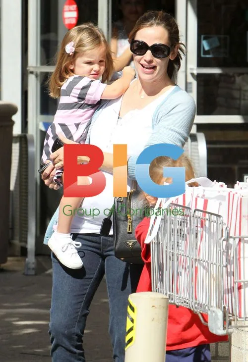 Jennifer Garner Out With Daughters