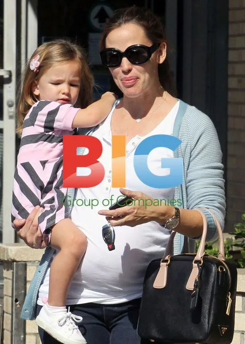 Jennifer Garner Shopping with Daughters