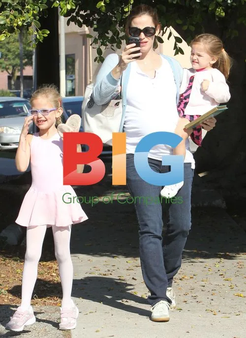 Jennifer Garner Out With Daughters Violet And Seraphina