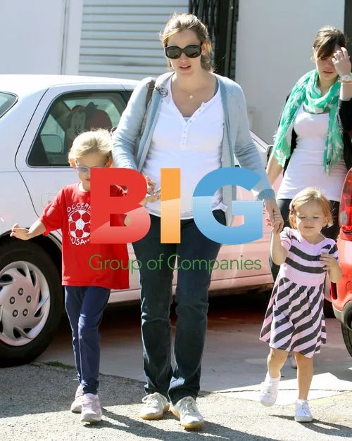 Jennifer Garner Goes Grocery Shopping