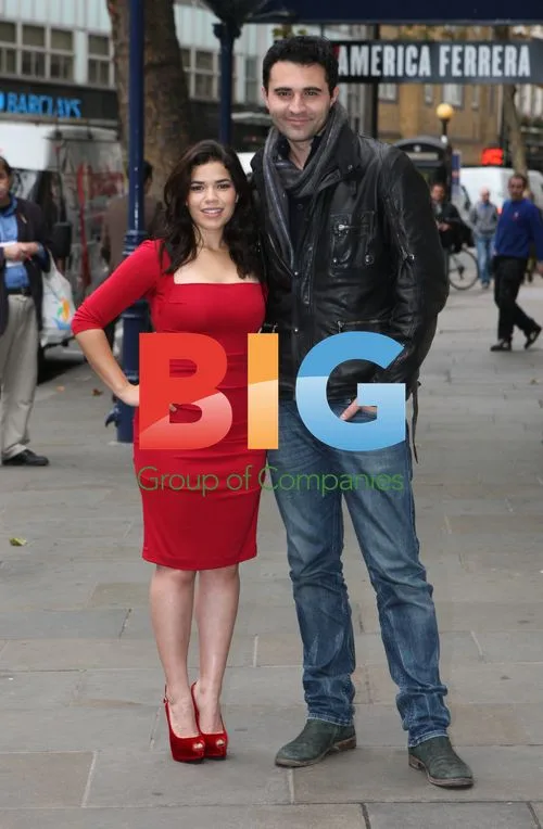Darius Danesh and America Ferrera at Chicago Photocall