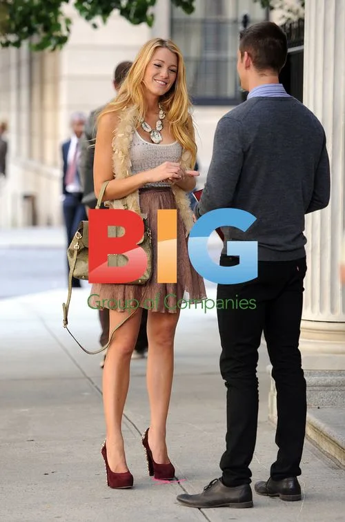 Blake Lively on Gossip Girl set in New York