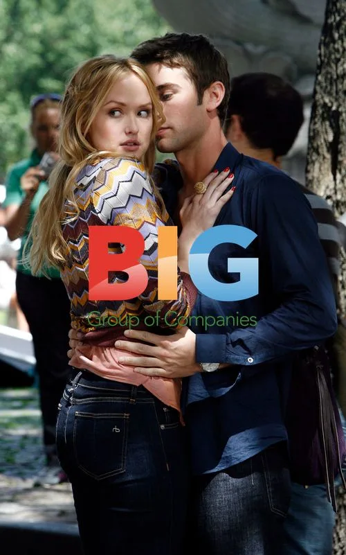 Kaylee DeFer and Chace Crawford on 'Gossip Girl' set