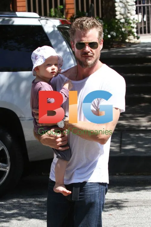 Eric Dane with daughter Billie at park
