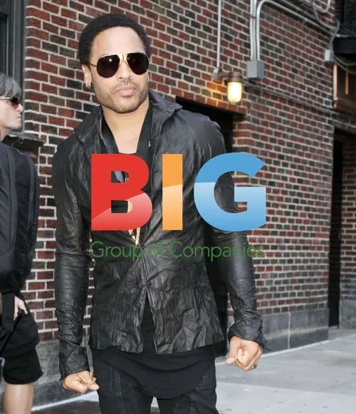 Lenny Kravitz Signing Autographs