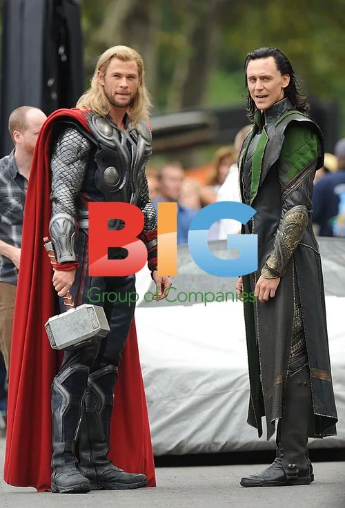 Tom Hiddleston and Chris Hemsworth on Avengers set