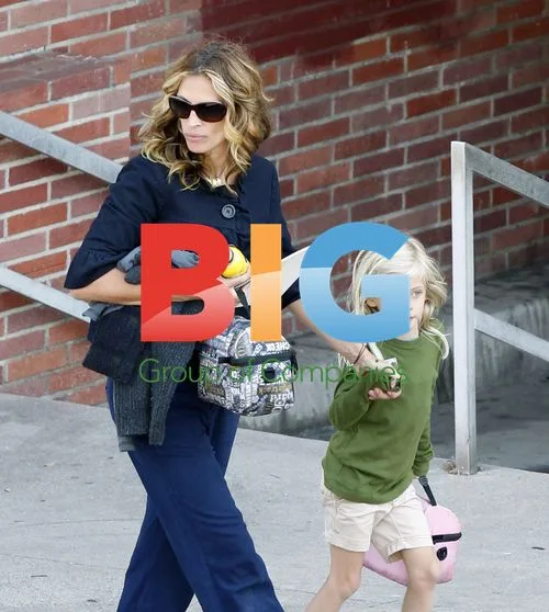 Julia Roberts Picking Up Daughter Hazel