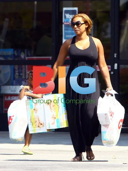 Melanie Brown and Daughter Angel Go Shopping