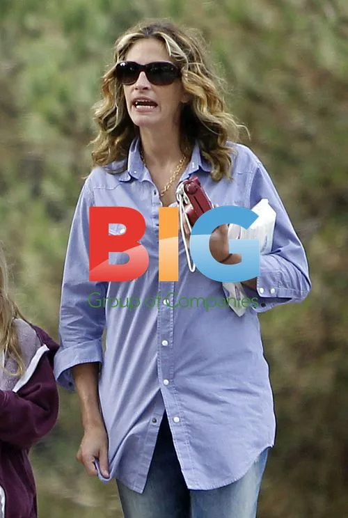 Julia Roberts Out with Twins in LA