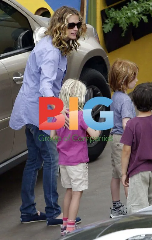 Julia Roberts Out with Twins in LA