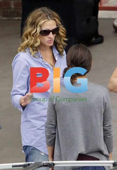 Julia Roberts Out with Twins in LA