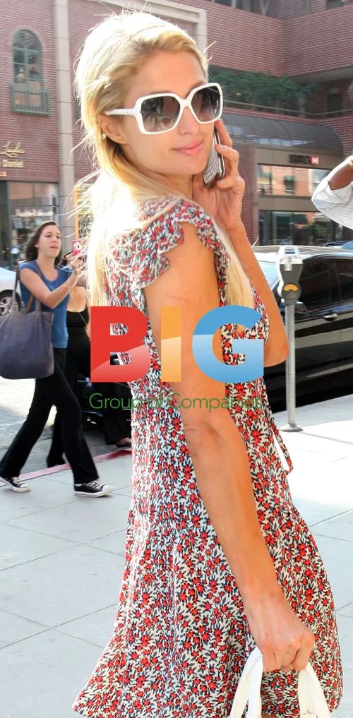 Paris Hilton Stops for Lunch