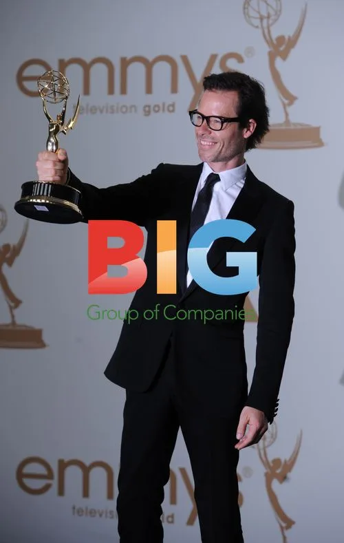 Guy Pearce wins Emmy for "Mildred Pierce"