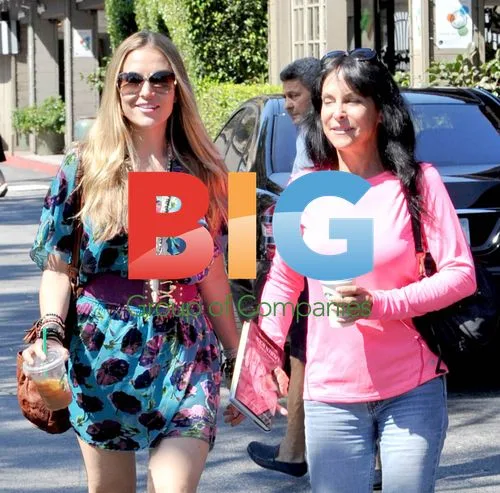 Brooke Mueller shopping with family