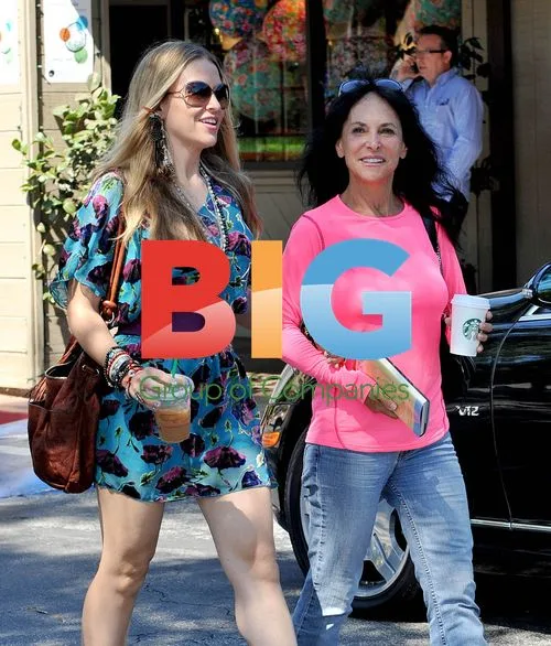 Brooke Mueller buys book, has coffee