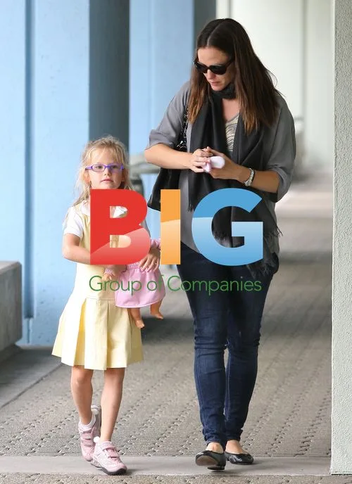 Jennifer Garner Picks Up Daughter Violet
