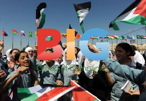 Palestinian children with flags