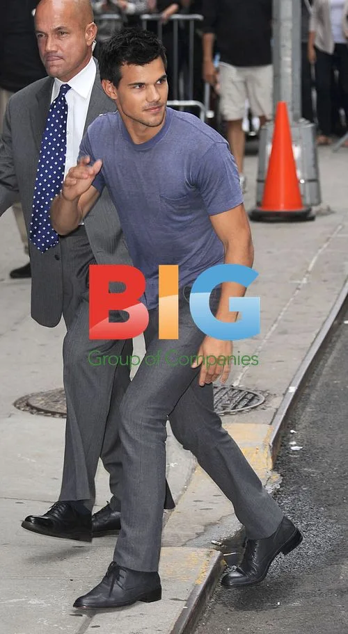 Taylor Lautner Arrives for Late Show Taping