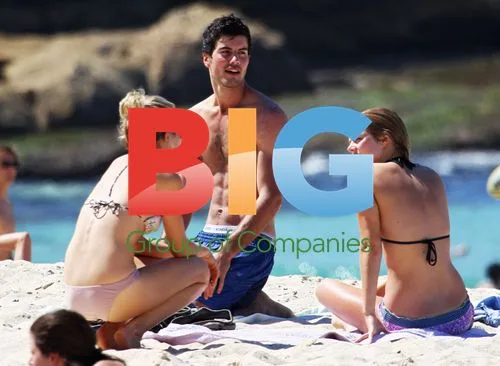 Home and Away Stars Relax at Bronte Beach