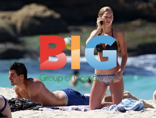 Samara Weaving with new boyfriend at Bronte Beach