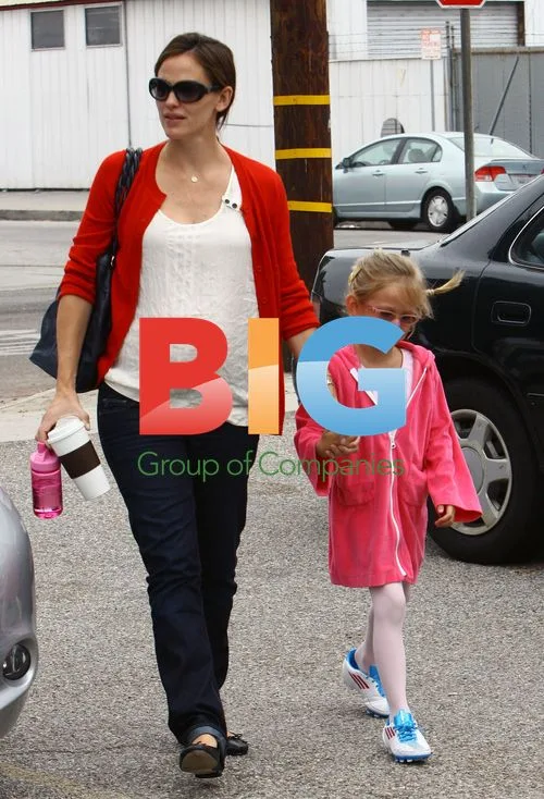 Jennifer Garner and Violet Affleck Head to Dance Class