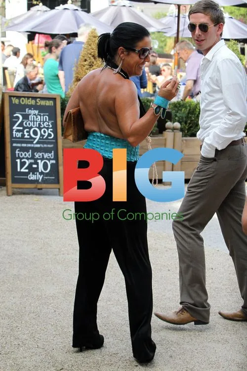Jessie Wallace Arrives at Pub with Friends
