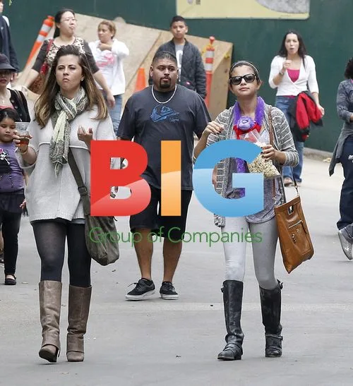 Selena Gomez with divorced parents at LA Zoo