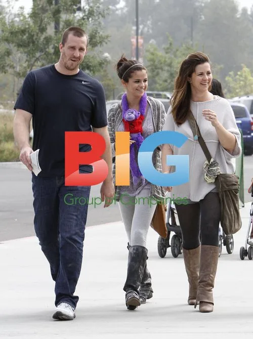 Selena Gomez with divorced parents at LA Zoo