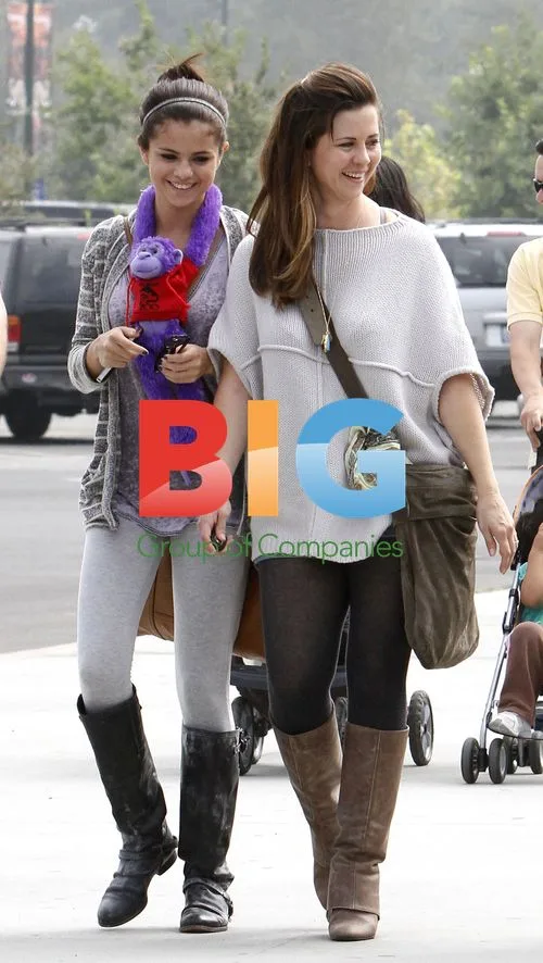 Selena Gomez with divorced parents at LA Zoo