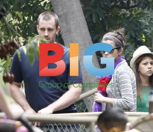 Selena Gomez with divorced parents at LA Zoo
