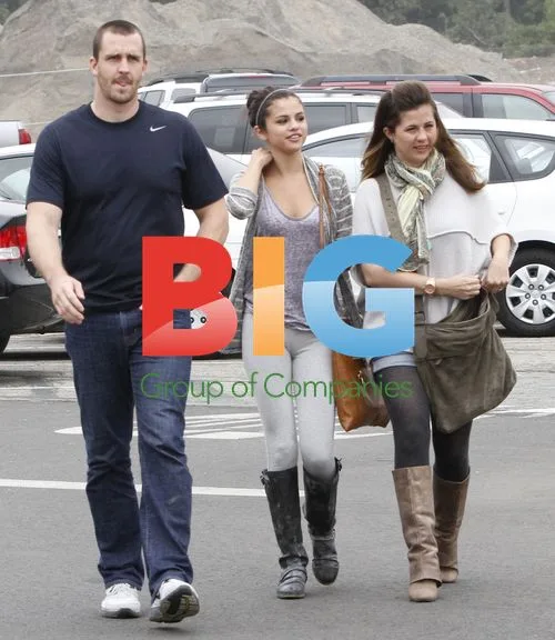Selena Gomez with divorced parents at LA Zoo