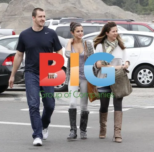 Selena Gomez with divorced parents at LA Zoo