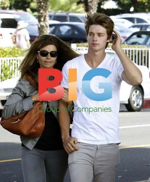 Arnold Schwarzenegger and Maria Shriver with son