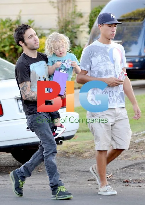 Pete Wentz takes son to birthday party