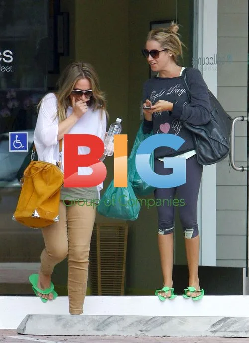 Actresses Ashey Tisdale and Haylie Duff