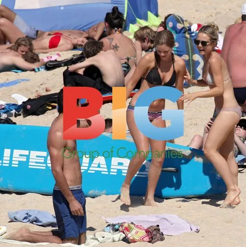Home and Away Stars Relax at Bronte Beach