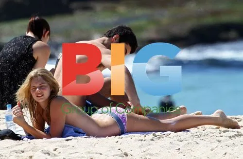 Samara Weaving at Bronte Beach with boyfriend