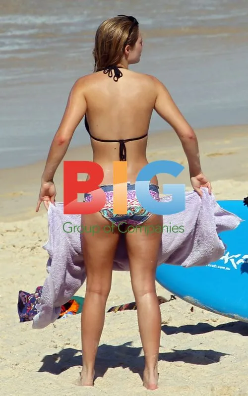 Samara Weaving with new boyfriend at Bronte Beach