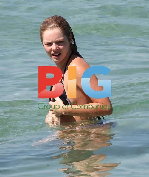 Samara Weaving with boyfriend at Bronte Beach