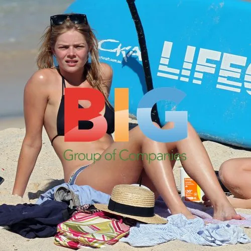 Samara Weaving and boyfriend at Bronte Beach